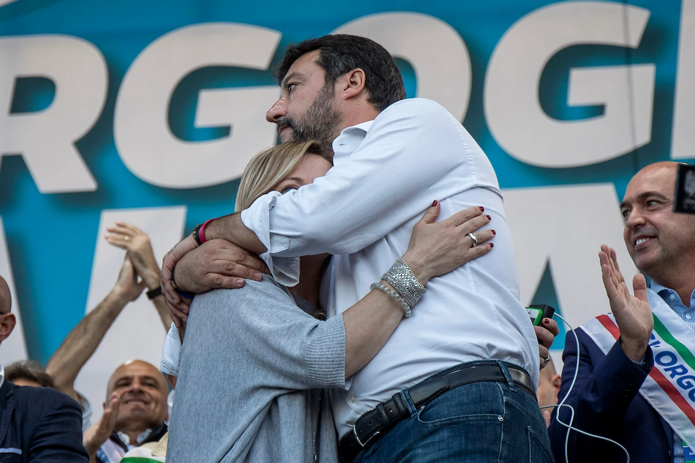 Matteo Salvini e Giorgia Meloni, la risposta univoca a Renzi: "Se vuole eleggere il premier, voti con noi"