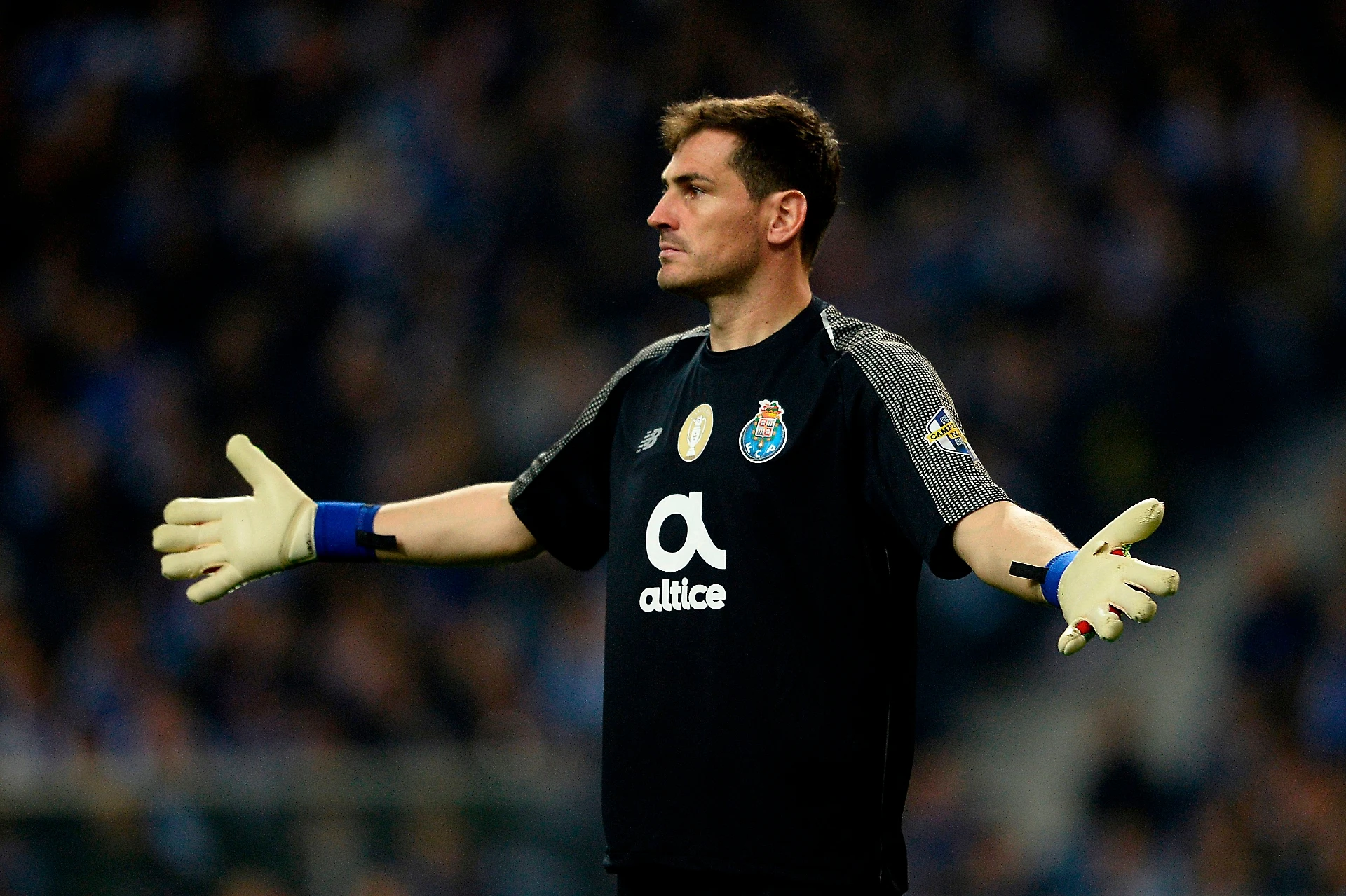 Iker Casillas, infarto per il portiere spagnolo: "Sottoposto a procedure d'urgenza", è fuori pericolo