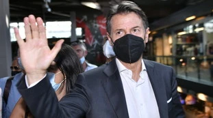 Coronavirus, le mascherine Fca distribuite un anno fa sono "non conformi": l'ultimo disastro del duo Conte-Arcuri