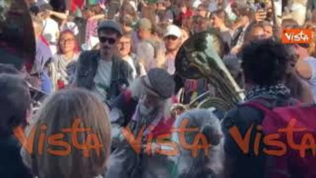 https://media.liberoquotidiano.it/6nrG2iuTI_2XrGFLa0DVwbNGGxCdYmCWdRPH8PpMmw4/width:800/quality:90/aW1hZ2VzLzIwMjUvMTAvMDQvMTYwMzMwOTE3LTk0Nzc2OTI4LTcwMTUtNGZmOS05NDlhLTNmOTg1ZTQzY2M0Yi5qcGc.webp