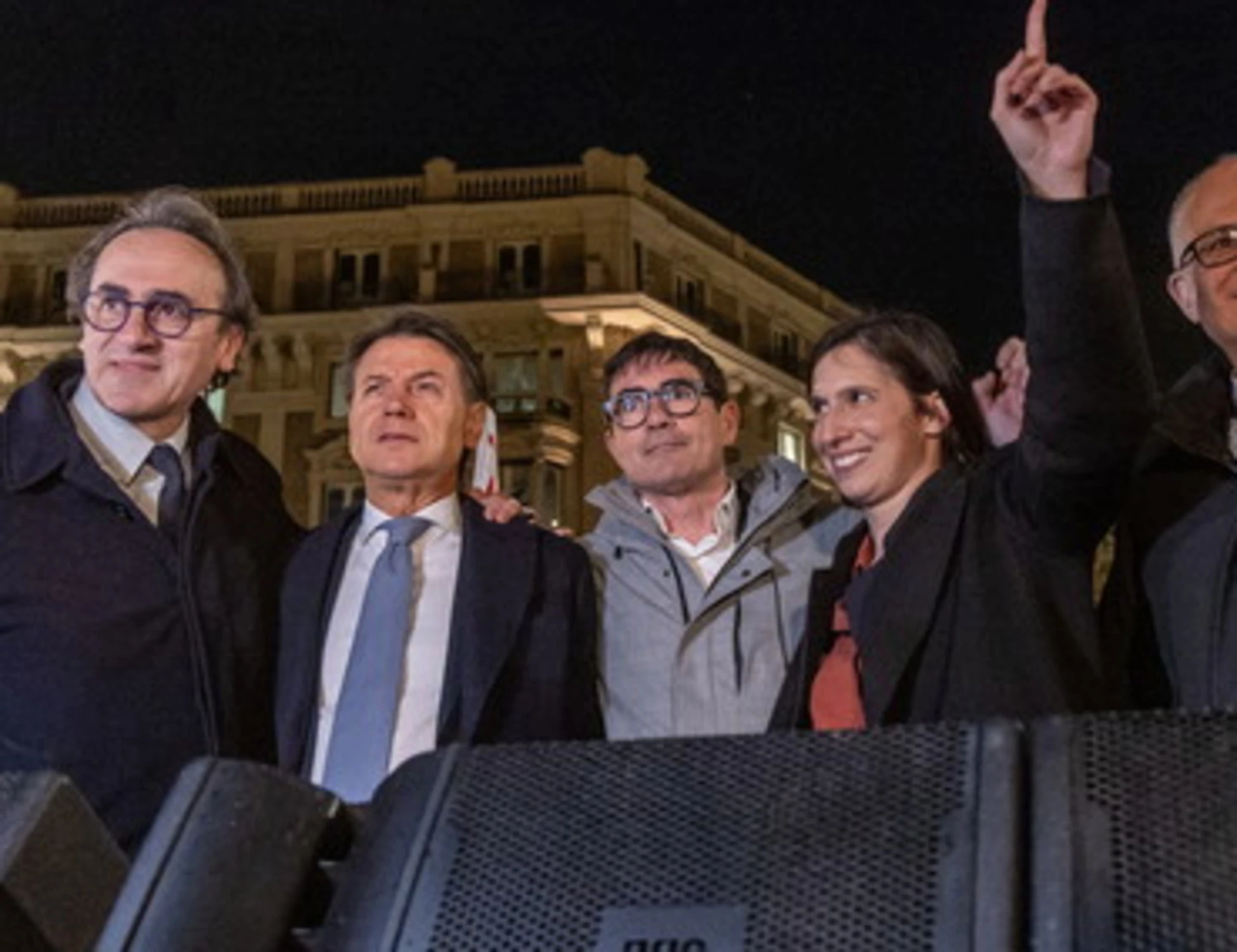 Pd, rivolta contro primarie e Schlein: "Un bagno di sangue autodistruttivo"