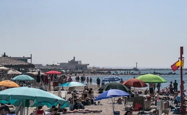 Ostia, "fotografa i bimbi in costume": 20enne egiziano pestato in spiaggia, ma sul telefono...