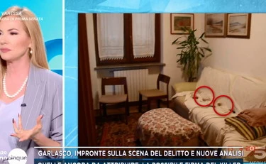 Garlasco, "guardate i cuscini sul divano": cosa non torna dalla foto nella villetta