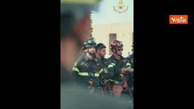 Tricolore da 2000 mq sul Colosseo, i Vigili del Fuoco lo dispiegano per la Festa del 2 giugno