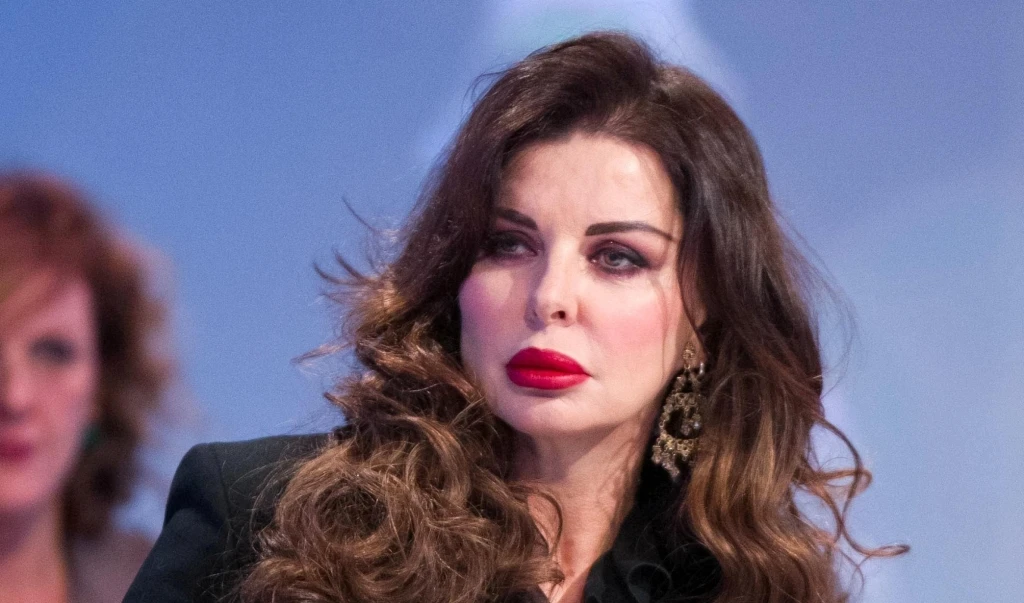 Alba Parietti incinta e permalosa: dà l'annuncio su Facebook e litiga col fan