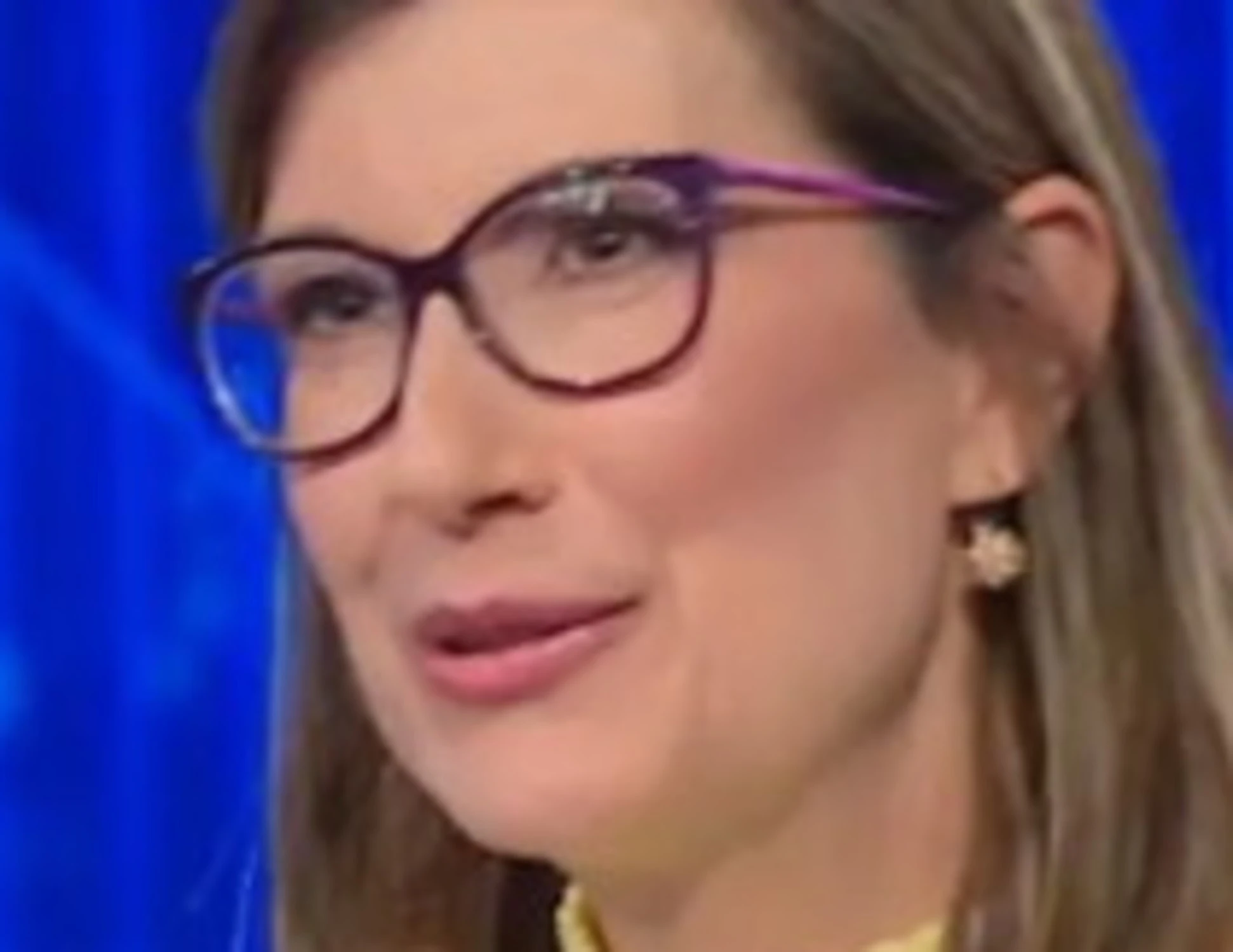 L'Eredità, pioggia di critiche contro Paola: "Si capisce tutto". Sui titoli di coda...