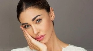 Belen Rodriguez umilia il fesso di turno: battutaccia sui suoi uomini? Lo bastona così