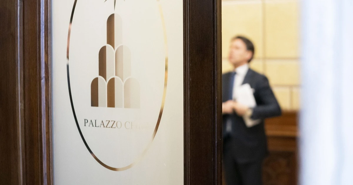 Giuseppe Conte, l'indiscrezione di Dagospia: "Inadeguato per la fase 3", la data di scadenza dopo la missione europea