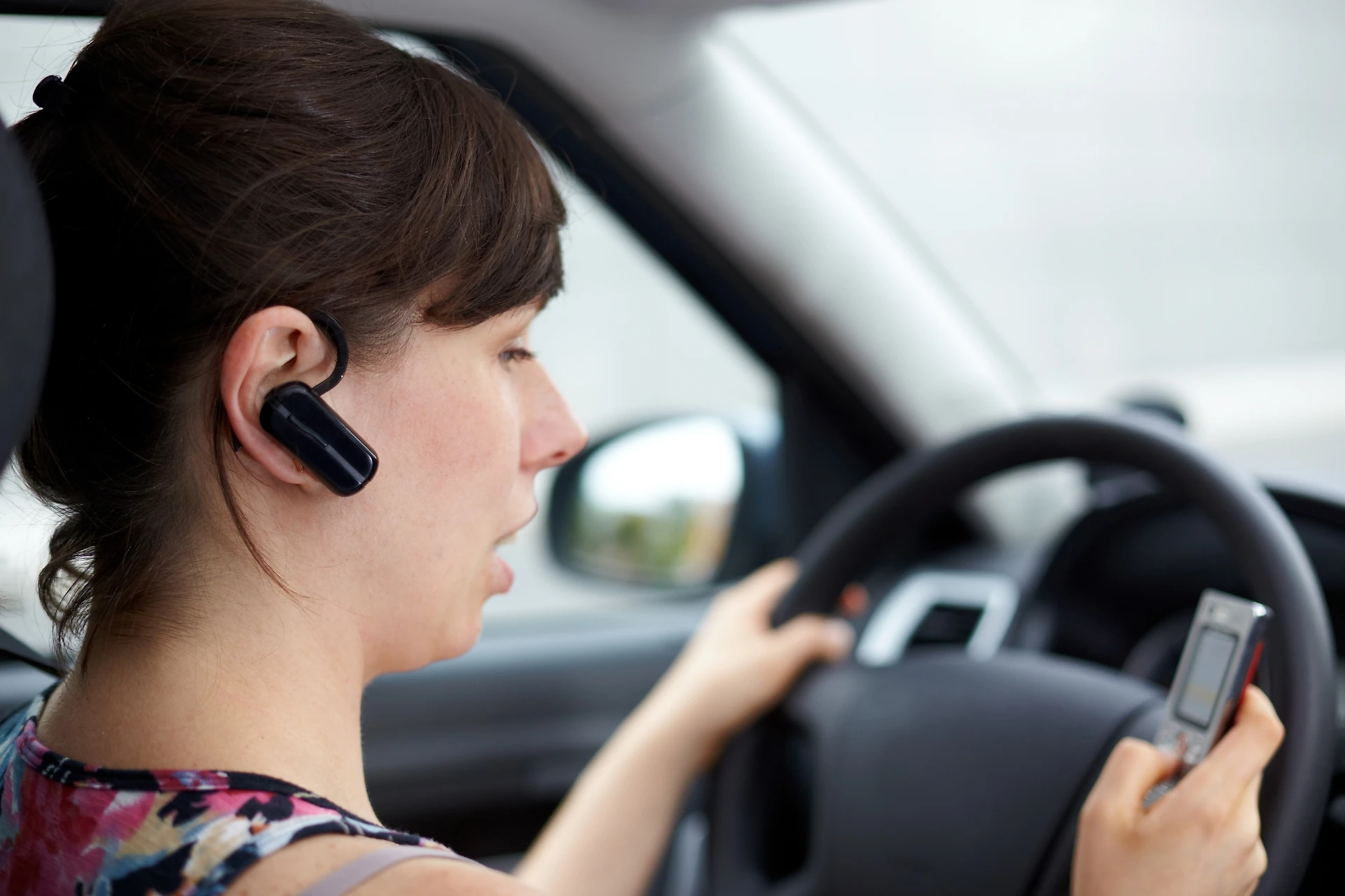 Cellulare alla guida, la proposta di legge del M5s: ritiro della patente anche con gli auricolari