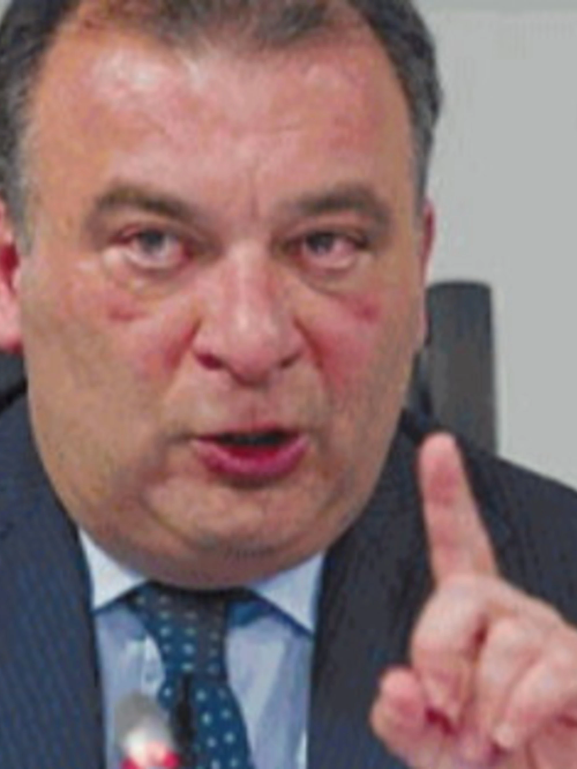 Martusciello: "Non mi candido più". Segretaria indagata, la bomba dei pm sulle elezioni