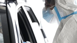 Bollettino 16 aprile, 63.815 nuovi contagi e 133 morti: in calo i ricoveri, crescono le reinfezioni 