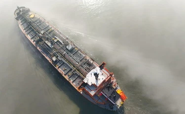 Iran, la diretta. Hormuz, petroliera scortata: foto cancellata e smentita