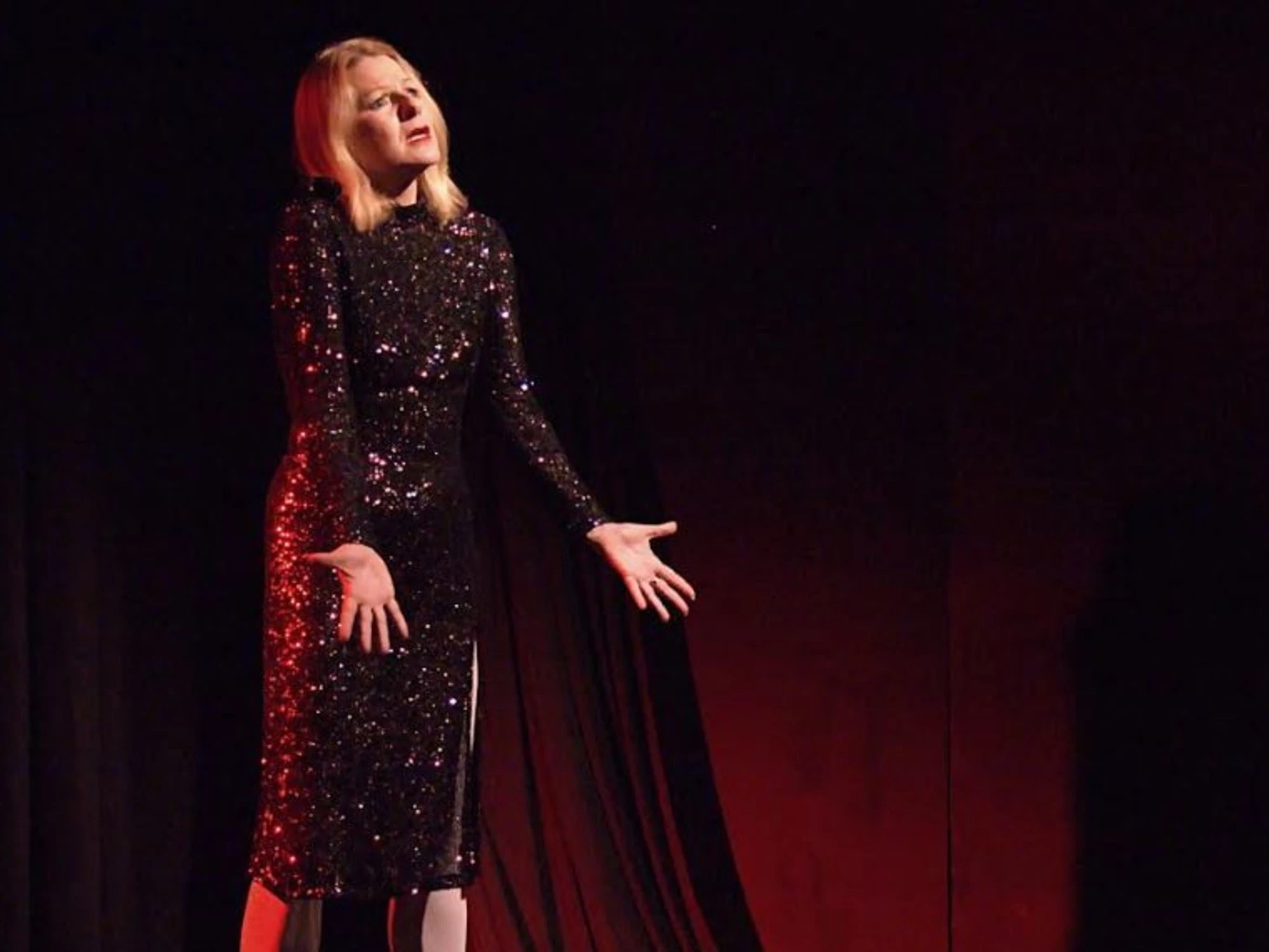 NATALIA SIMONOVA DEBUTTA A TEATRO E VINCE LA SFIDA. INTERPRETANDO TRE FAMOSE ATTRICI