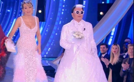 Grande Fratello, Malgioglio si presenta in diretta vestito così. Spudorata provocazione (in casa Mediaset)