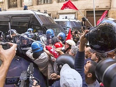 Corteo per la casa, scontri a Roma Assaltato blindato