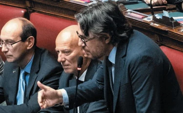 A destra comanda una donna e la sinistra non lo digerisce