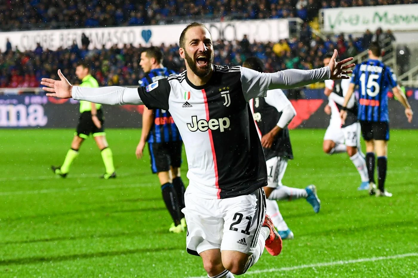 Gonzalo Higuain mostruoso, Juve in rimonta sull'Atalanta: 3-1, una vittoria pesantissima