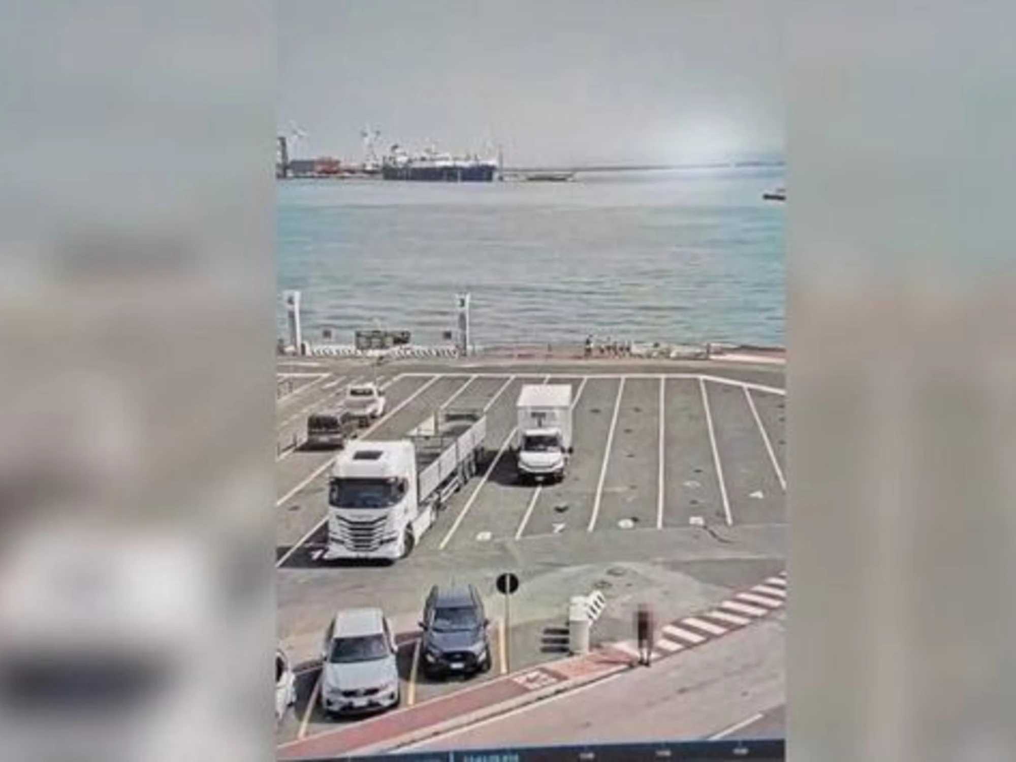 Piombino, l'autista scende e il furgone finisce in mare: la reazione dei turisti Video