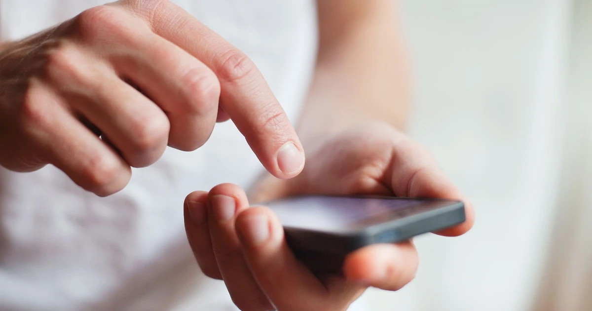 Scuola, addio al telefonino per riscoprire la realtà: ragazzi, alzate la testa