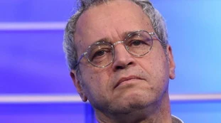 Enrico Mentana? "Passerai galleggiando e godremo": orrore a La7, chi lo minaccia di morte