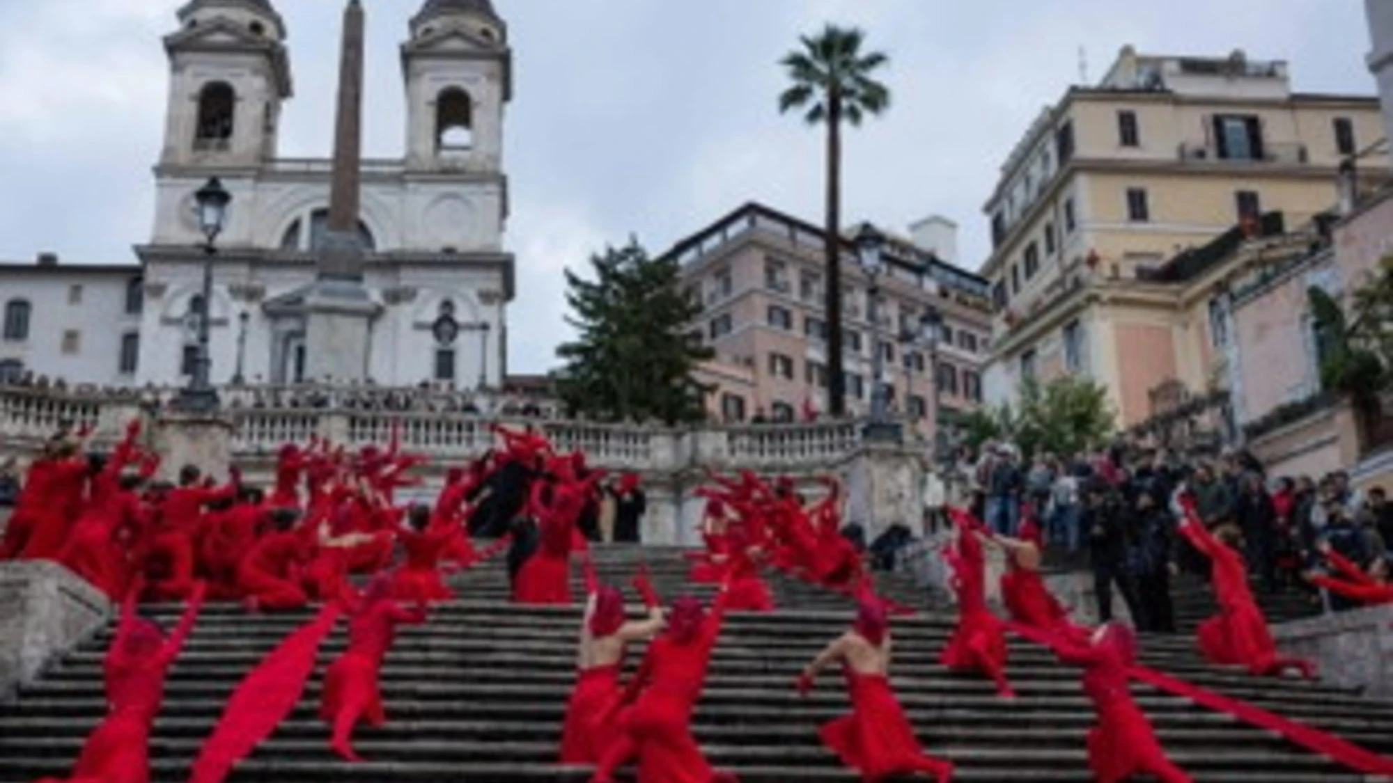 Femminicidi: l’amore prova a fermare la strage. A Trinità dei Monti la Capitale lancia il suo “basta” silenzioso. 