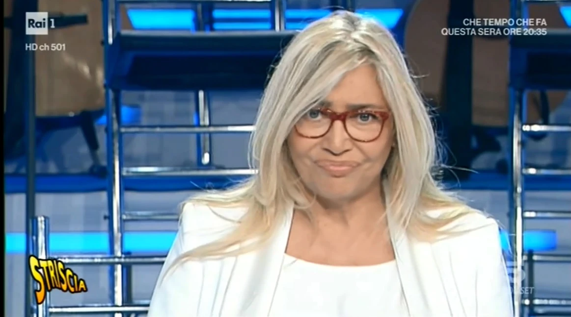 Domenica In, Striscia la Notizia mostra ciò che non avete visto: Mara Venier travolta in diretta