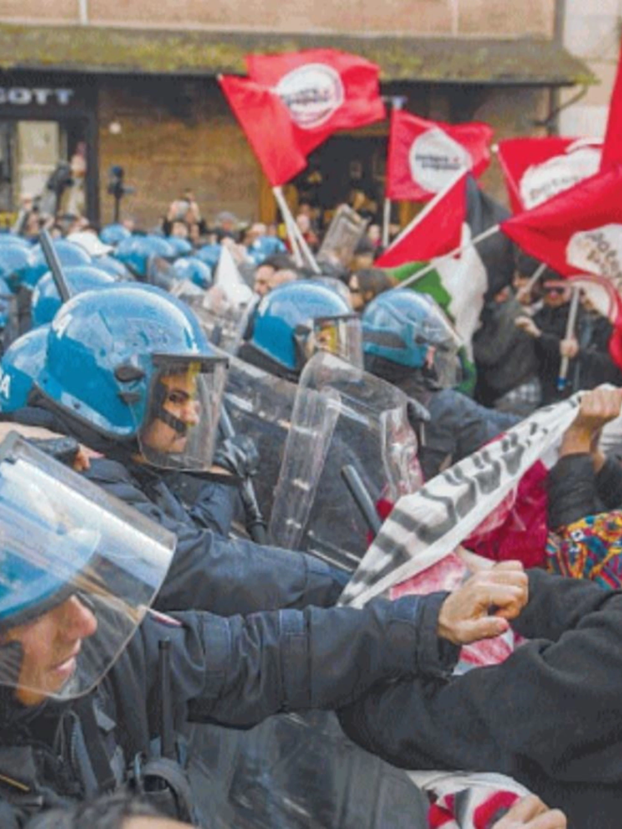 Pd, scontri e insulti: la piazza dei compagni è un disastro