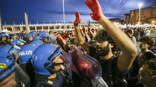 Enrico Letta "scortato": se lo disturbano arriva subito la Polizia. E la Meloni?