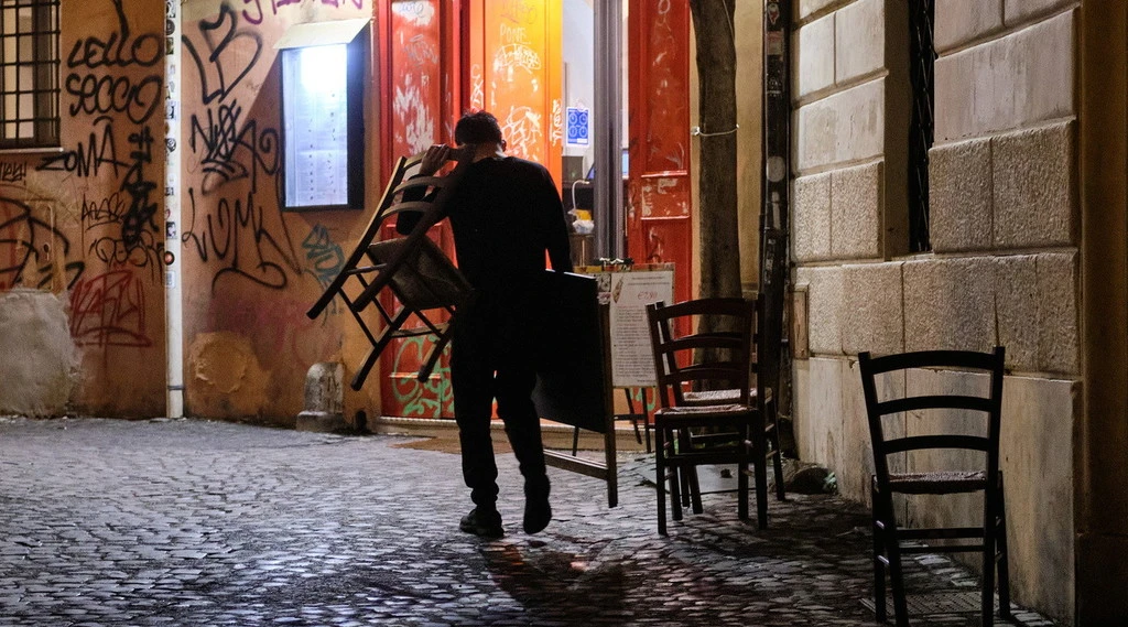 Dpcm, anticipazioni dalla riunione di maggioranza: coprifuoco nazionale alle 21 e ristoranti chiusi anche la domenica