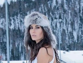 Elisabetta Gregoraci sulla neve vestita così: tutina inesistente, il ghiaccio si scioglie