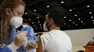 Coronavirus, bollettino 18 marzo: 25mila contagi e 423 morti. Vaccino a rilento, ecco le dosi nelle ultime 24 ore