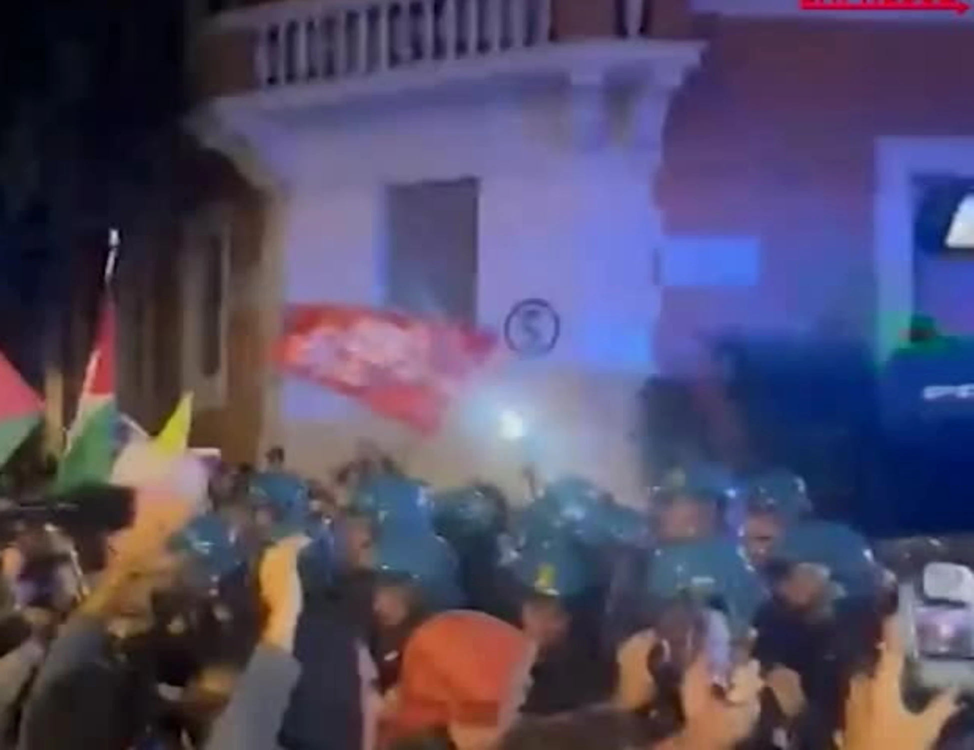 Leggi l'articolo: Assalto pro-Pal, a Roma scattano gli idranti&nbsp; <span style="color: rgb(153, 0, 0);">Video</span>