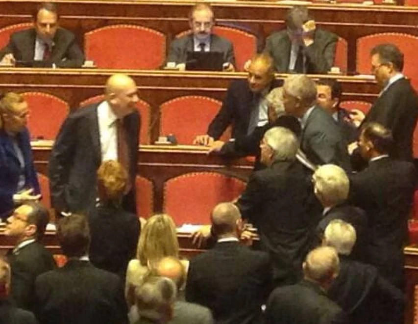 Rissa fuoriosa tra Bondi e Formigoni: "Vergogna", "traditore", e vengono quasi alle mani...