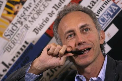 Travaglio sfotte i premier "tombeur di Angela"
