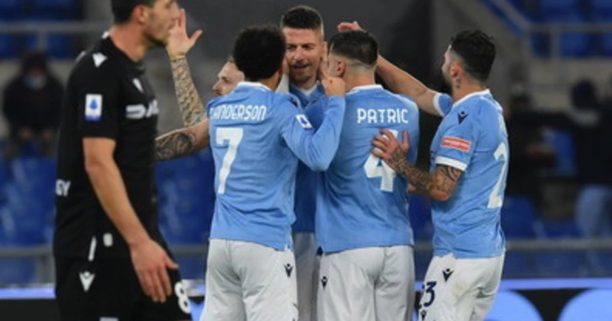 Lazio ripresa dall'Udinese al 98': clamoroso all'Olimpico, Sarri beffato e bloccato sul 4-4