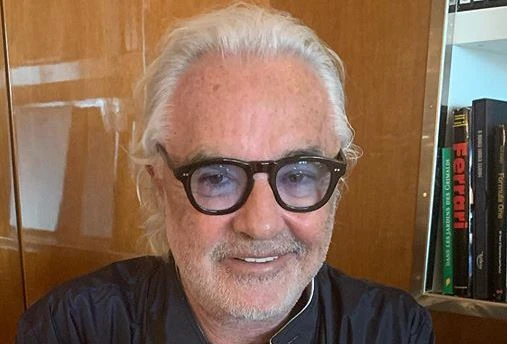 Flavio Briatore "in crisi di liquidità". Il retroscena sulla cena a Dubai con Renzi e i faccendieri sauditi