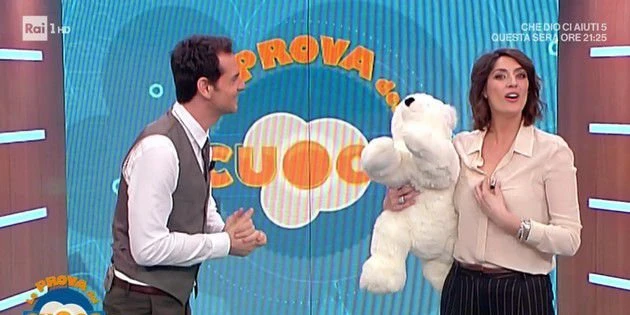 La prova del cuoco, Elisa Isoardi paonazza e tremante. Regalo in diretta, imbarazzo in studio. Forse...