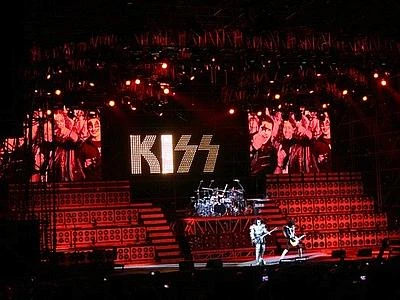 Cade un montacarichi, operaio muore dopo il concerto dei Kiss ad Assago