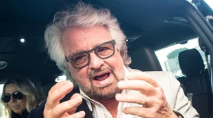 Beppe Grillo, il passo indietro: "Sì a Mario Draghi, ma con governo politico"