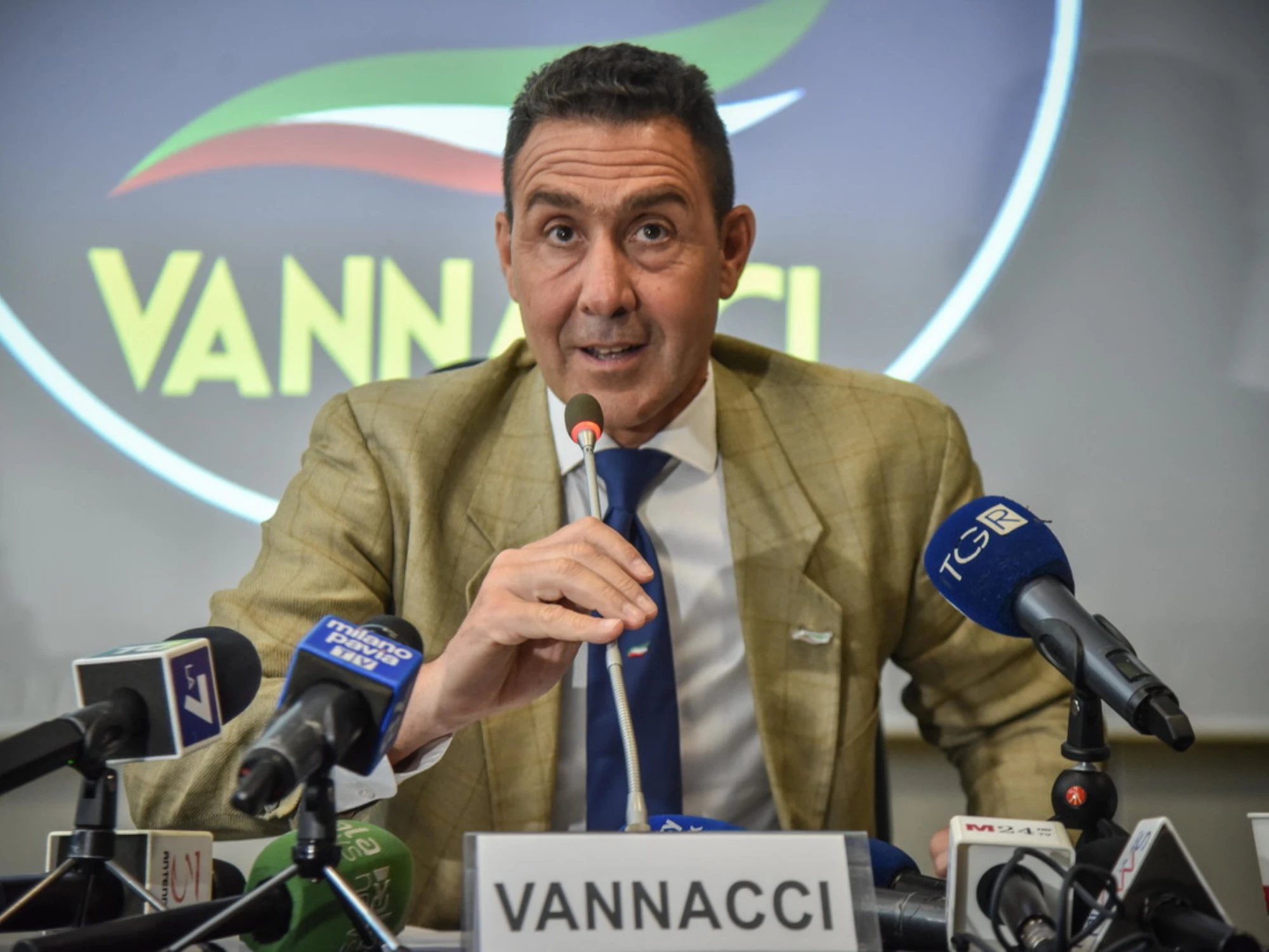 Il generale Vannacci si crede un dio per 3mila voti a Vigevano
