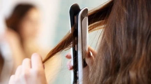Fulminata dalla piastra per capelli a 14 anni, morta sul colpo: l'errore che costa la vita a Thamires