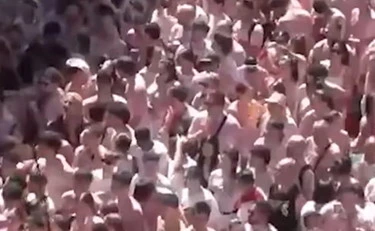 "Pedro Sanchez figlio di putt***": insultato alla fuga dai tori