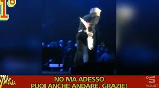 Striscia la Notizia, siluro contro Claudio Baglioni: la sua ex? "Zitta, vattene, mi faccio un c*** così": spunta un fuorionda...