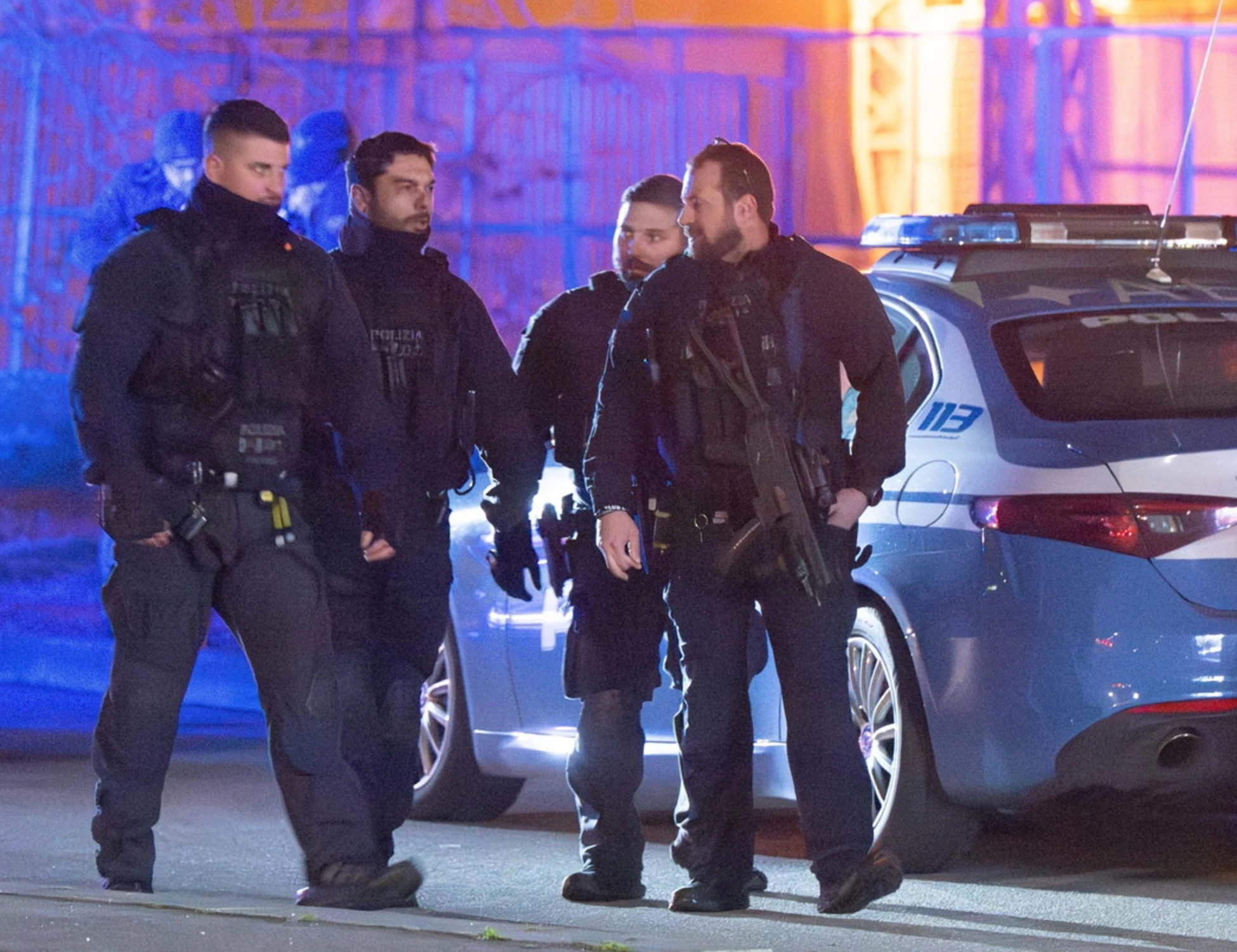 Milano, molotov contro la caserma: clamoroso, chi sono i banditi