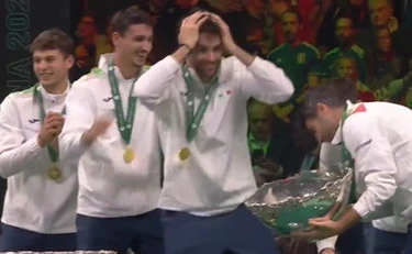 Coppa Davis, Berrettini con le mani nei capelli: il disastro dell'insalatiera