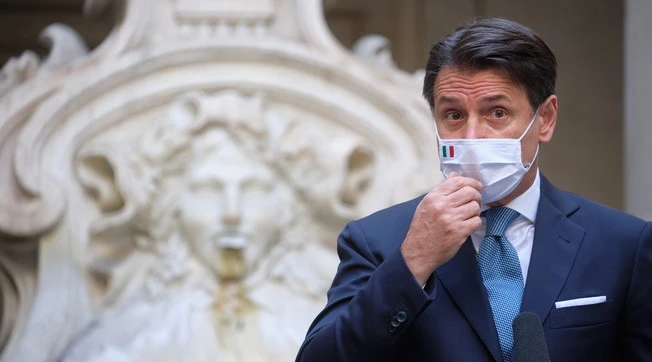 Giuseppe Conte prepara il terzo Dpcm: "Serve un reset", vietato dire lockdown anche se sta richiudendo tutto