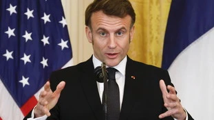 Emmanuel Macron straparla ancora a nome della Ue: "Trump, Dazi reciproci"
