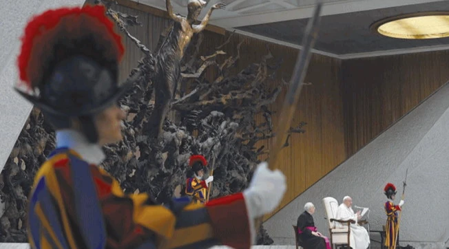 Vaticano, galera e multa agli immigrati irregolari: Papa Francesco picchia durissimo