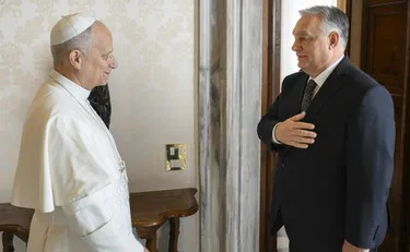 Orbán dal Papa e da Meloni mentre l’opposizione strilla
