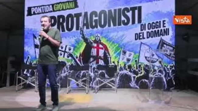 Leggi l'articolo: Parte coro 'Remigrazione! Remigrazione!' durante discorso di Salvini sul palco di Pontida Giovani